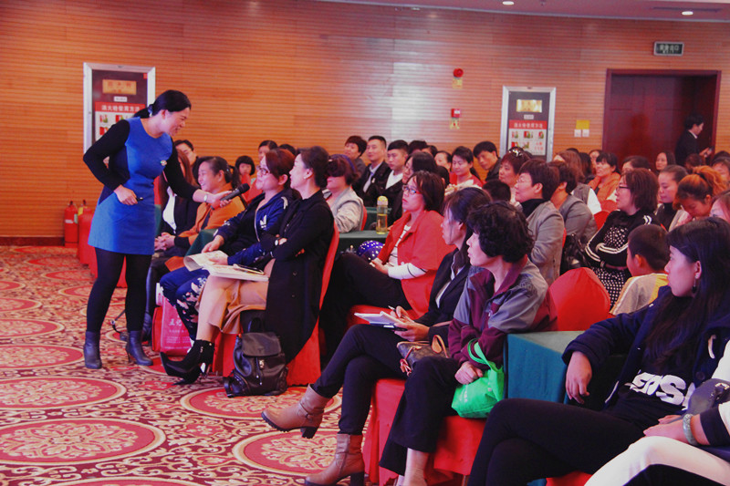 17家(jiā)庭教(jiào)育报告会 (5).JPG