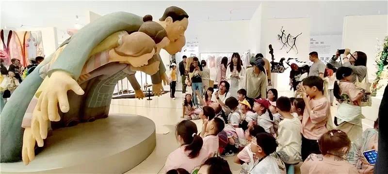 金旭教(jiào)育|央美畢業展作品《銳角》：親子關(guān)系中(zhōng)的愛與被愛